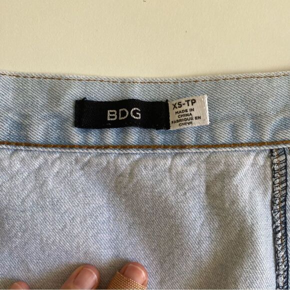 Urban Outfitters BDG Light Wash Denim Button-Front Mini Cargo Skirt Size XS - Picture 12 of 12
